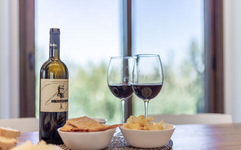 Villa Clair: Food, Table, Tableware, Drinkware, Furniture, Wine, Stemware, Bottle, Wine Glass, Barware