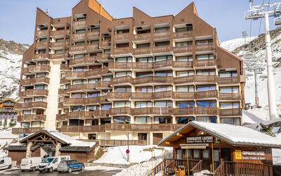 Val Thorens 130: Sky, Building, Property, Architecture, Snow, Neighbourhood, Condominium, Urban Design, Tower Block, Public Space
