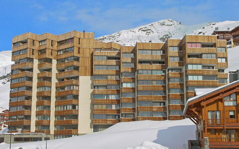 Val Thorens 140: Sky, Building, Snow, Window, Cloud, Urban Design, Condominium, Tower Block, Neighbourhood, Mountain