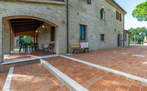 Villa Vagnini: Property, Window, Road Surface, Wood, Interior Design, Tree, Floor, Urban Design, Flooring, Neighbourhood