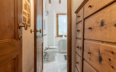 Villa La Picena: Property, Wood, Bathroom, Building, Plumbing Fixture, Interior Design, Cabinetry, Floor, Door