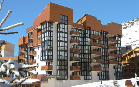 Eskival 106: Sky, Building, Plant, Tower Block, Urban Design, Architecture, Snow, Condominium, Biome, Neighbourhood