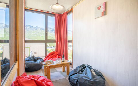 Eskival 106: Furniture, Property, Building, Comfort, Window, Wood, Textile, Interior Design