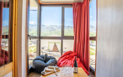 Eskival 106: Property, Furniture, Table, Building, Window, Comfort, Wood, Shade, Interior Design