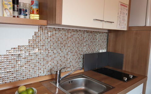 Leon: Tap, Kitchen Sink, Countertop, Plumbing Fixture, Property, Sink, Cabinetry, Kitchen, Wood, Tableware