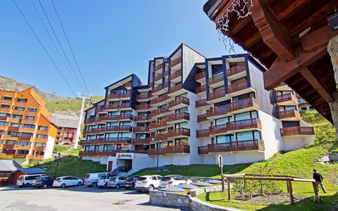 Eterlous 1Bis: Residential Area, Building, Neighbourhood, Condominium, Mixed-Use, Property, Town, Architecture, Apartment, Human Settlement