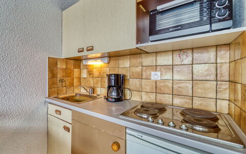 Eterlous 1Bis: Cabinetry, Property, Countertop, Kitchen Appliance, Kitchen, Kitchen Stove, Gas Stove, Home Appliance, Cooktop, Wood
