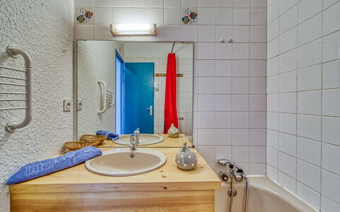 Eterlous 1Bis: Mirror, Tap, Plumbing Fixture, Building, Sink, Bathroom Sink, Bathroom, Interior Design, Flooring