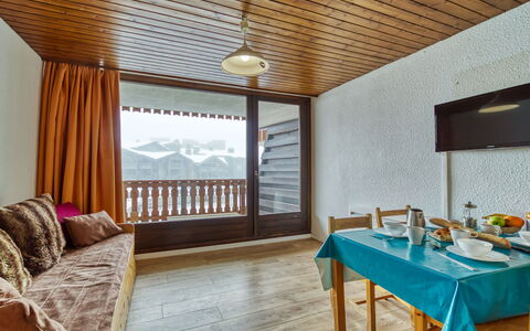 Eterlous 1Bis: Table, Furniture, Building, Window, Wood, Shade, Interior Design, Architecture, Flooring, Floor