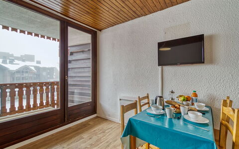 Eterlous 1Bis: Table, Furniture, Property, Building, Wood, Window, Interior Design, House, Living Room, Floor