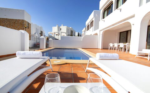 Mirador de les Bassetes: Building, Property, Daytime, Sky, Window, Table, Azure, Swimming Pool, Shade, House
