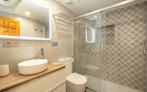 Calpe Calp 822: Plumbing Fixture, Mirror, Property, Sink, Tap, Bathroom Sink, Bathroom, Toilet, Purple, Shower