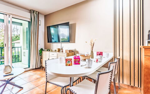 Saint-Jean-De-Luz 508: Furniture, Interior Design, Flooring, Table, Chair, Home, Floor, Kitchen & Dining Room Table, Room, Dining Room
