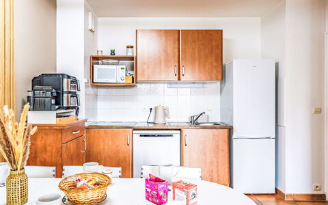 Saint-Jean-De-Luz 508: Wood, Furniture, Interior Design, Major Appliance, Room, Flooring, Kitchen Appliance, Kitchen, Apartment, Ceiling
