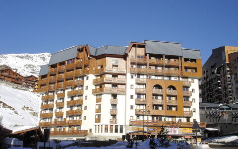 Val Thorens 190: Sky, Building, Property, Window, Azure, Snow, Urban Design, Condominium, Material Property, Residential Area