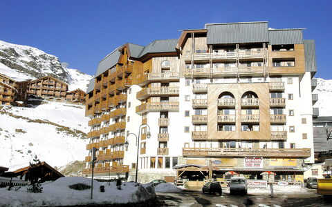 Val Thorens 190: Sky, Building, Window, Wheel, Snow, Urban Design, Vehicle, Neighbourhood, Residential Area