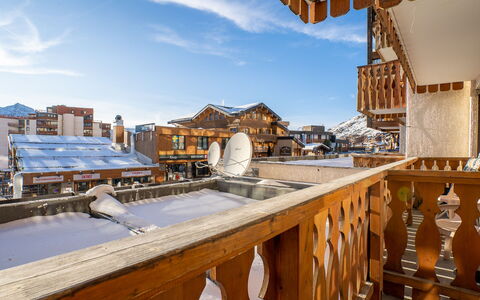 Val Thorens 200: Sky, Cloud, Daytime, Property, Light, Building, Wood, Architecture, Shade, Real Estate