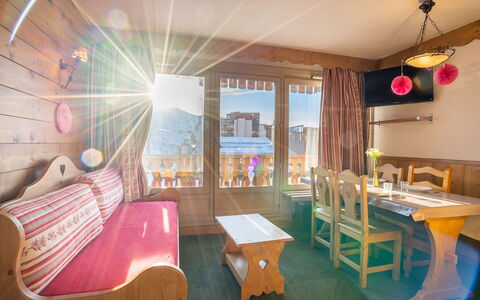 Accommodation:&nbsp;Névés 20 200.1