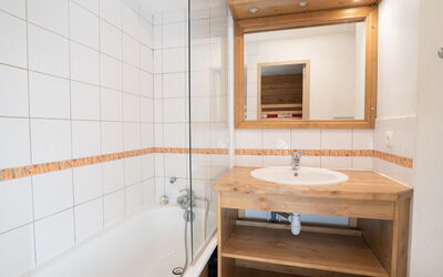 Accommodation:&nbsp;Névés 20 200.1