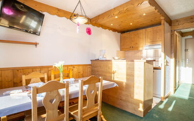 Accommodation:&nbsp;Névés 20 200.1