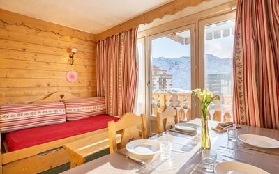 Accommodation:&nbsp;Névés 20 200.1