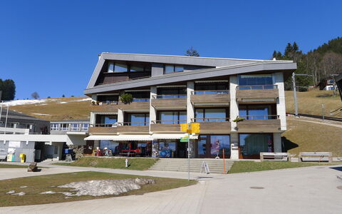 Margherita Bütler: Water, Sky, Building, Azure, Mountain, Tree, Architecture, Body Of Water, Lake, Neighbourhood