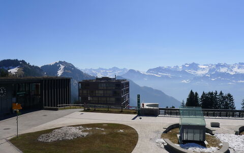 Margherita Bütler: Water, Sky, Building, Azure, Mountain, Tree, Architecture, Body Of Water, Lake, Neighbourhood