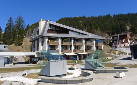 Margherita Bütler: Water, Sky, Building, Azure, Mountain, Tree, Architecture, Body Of Water, Lake, Neighbourhood