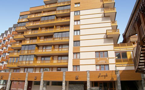 Val Thorens 300: Wheel, Building, Sky, Property, Car, Vehicle, Urban Design, Condominium, Tower Block