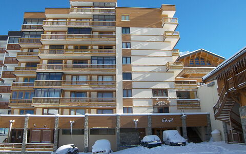Val Thorens 300: Building, Sky, Daytime, Property, Car, White, Wheel, Snow, Light, Vehicle