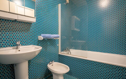 Val Thorens 300: Sink, Property, Plumbing Fixture, Tap, Purple, Bathroom, Bathroom Sink, Green, Azure, Mirror