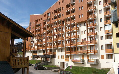 Val Thorens 350: Building, Sky, Property, Daytime, Window, Car, Plant, Urban Design, Architecture, Neighbourhood