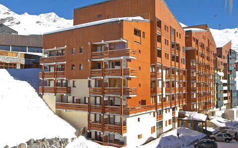 Val Thorens 350: Building, Sky, Daytime, Property, Snow, Window, Architecture, Urban Design, Condominium, Biome