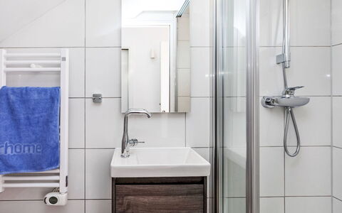 Bon Retorn: Flooring, Plumbing Fixture, Interior Design, Floor, Bathroom, Sink, Plumbing, Tap, Room, Bathroom Sink