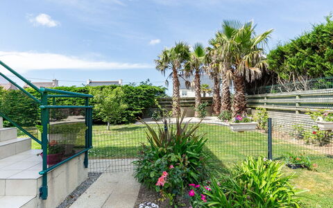 Studio Coquet: Water, Plant, Building, Daytime, Property, Sky, Swimming Pool, Azure, Tree, Body Of Water