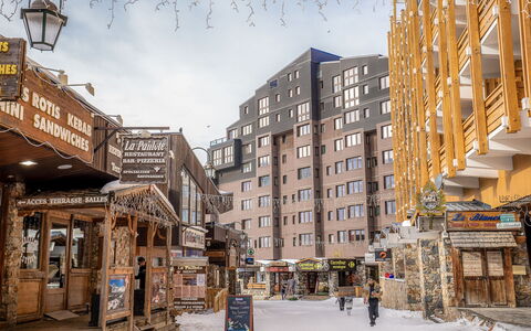 Val Thorens 550: Sky, Building, Window, Cloud, Infrastructure, Urban Design, Street Light, Neighbourhood, Residential Area, Public Space