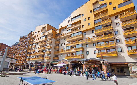 Val Thorens 610: Sky, Cloud, Building, Daytime, Infrastructure, Urban Design, Leisure, Public Space, Condominium