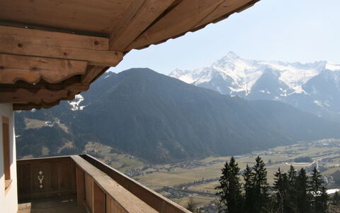 Lamplberg: Sky, Mountain, Property, Tree, Wood, Shade, Building, Slope, Biome, Landscape