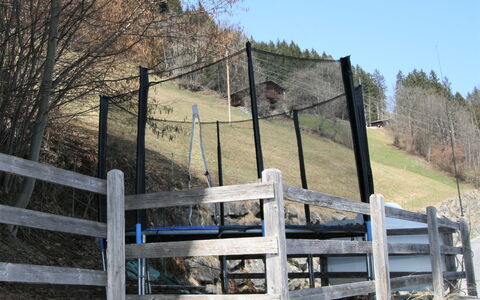 Lamplberg: Sky, Plant, Tree, Natural Landscape, Wood, Fence, Highland, Slope, Grass