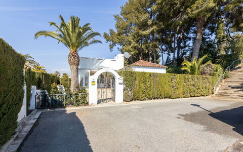 El Dorado Playa - Villa Barre: Water, Sky, Building, Azure, Mountain, Tree, Architecture, Body Of Water, Lake, Neighbourhood