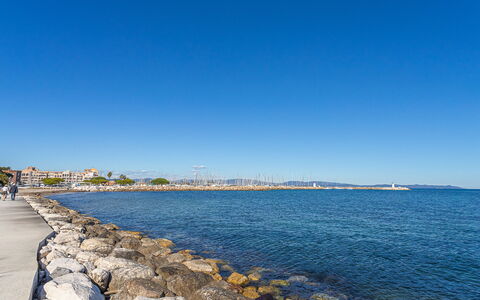 Hyères 203: Blue, Water, Water Resources, Body Of Water, Coast, Rock, Coastal And Oceanic Landforms, Horizon, Waterway, Sea