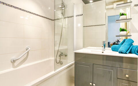 Le Corbier 120: Shower Head, Property, Tap, Plumbing Fixture, Shower, Product, Cabinetry, Bathroom, Shower Panel, Shower Door