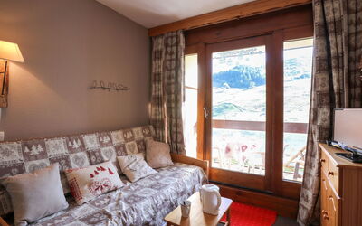 Accommodation:&nbsp;Cosmos 120.8