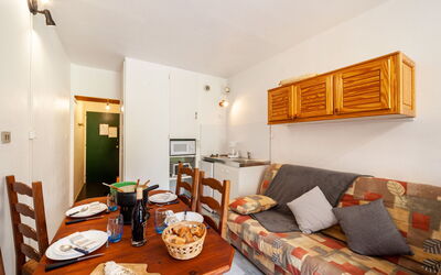Accommodation:&nbsp;Cosmos 120.9