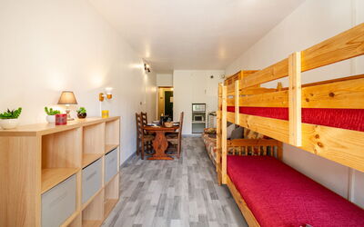 Accommodation:&nbsp;Cosmos 120.9