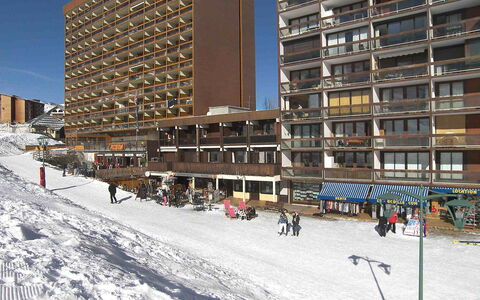 Le Corbier 300: Building, Sky, Window, Snow, Skyscraper, Urban Design, House, Tower Block, Condominium, Neighbourhood