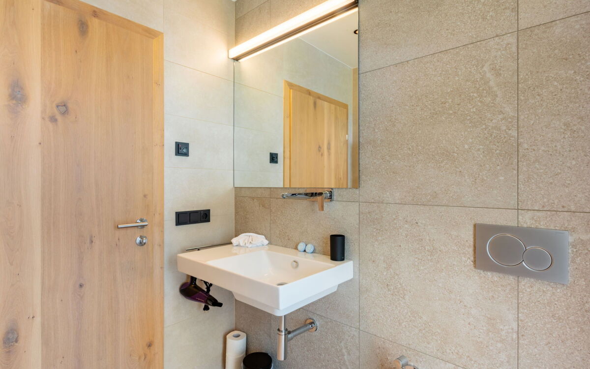 Accommodation:&nbsp;Emma Deluxe Aparthotel 270.9