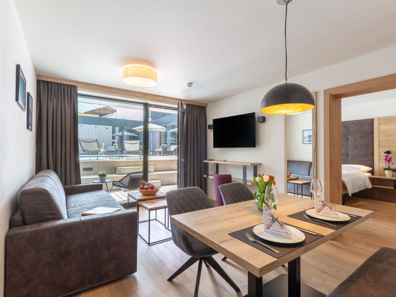 Accommodation:&nbsp;Emma Deluxe Aparthotel 270.1