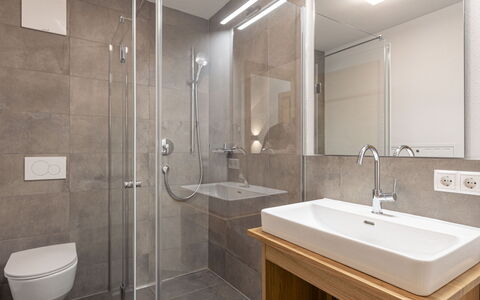 Uttendorf 700: Mirror, Tap, Sink, Plumbing Fixture, Bathroom Sink, Bathroom, Interior Design, Lighting, Building