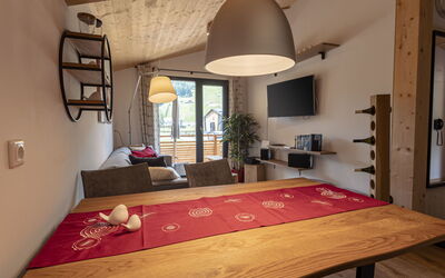 Mit 2 Schlafzimmern & Ir-Sauna 170.1: Table, Furniture, Property, Plant, Wood, Interior Design, Comfort, Living Room, Building, Table Tennis Racket